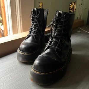 Dr. Martens Platform Jadons